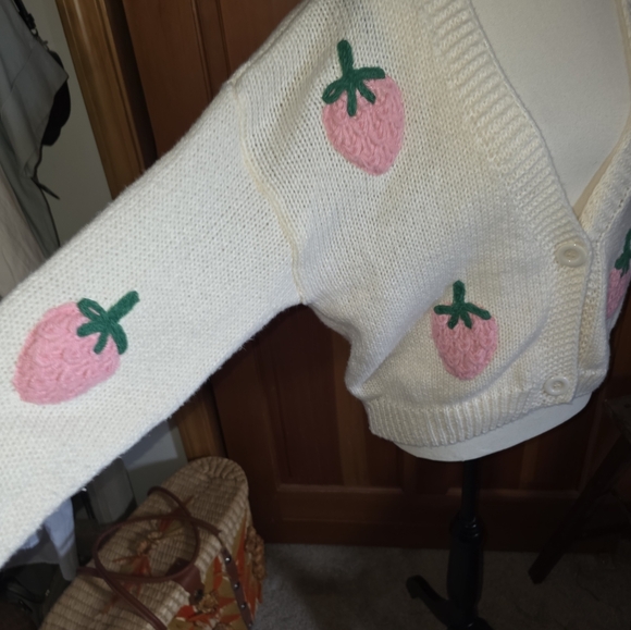Dreamers by Debut Chunky Oversized Strawberry Cardigan Sweater Sz. S White Pink - Picture 2 of 10
